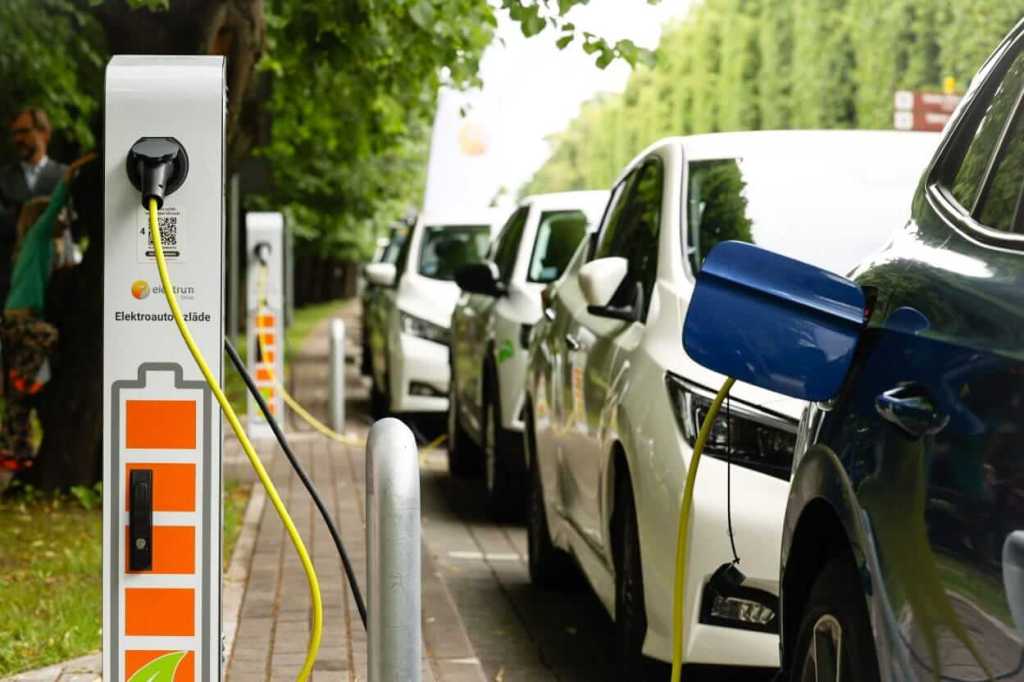Viada kļūs pievilcīgāka autobraucējiem: Varēs uzlādēt arī&nbsp;elektroauto